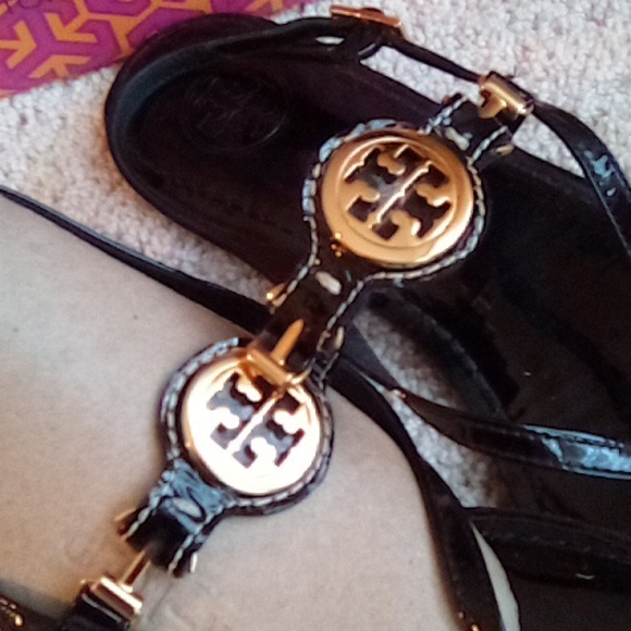 Tory Burch Ali Black Patent leather Thong Sandals - Picture 3 of 10